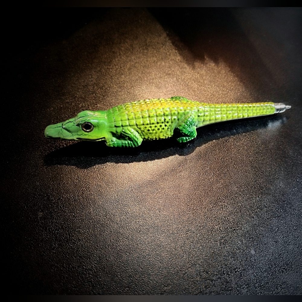 An Alligator Pen - By Merangue - Decades Old But Looks & Writes Like It's New